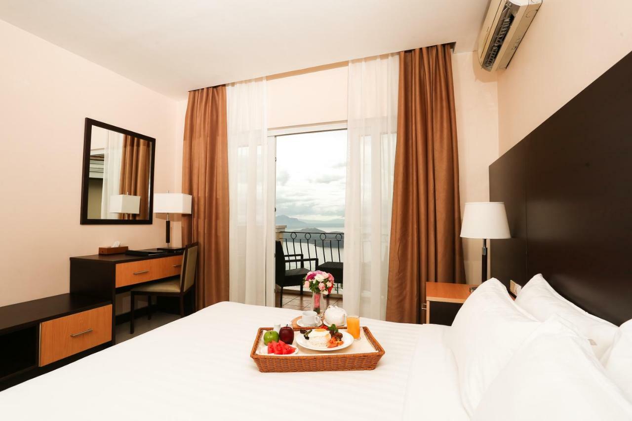 The Lake Hotel Tagaytay Tagaytay City Екстериор снимка