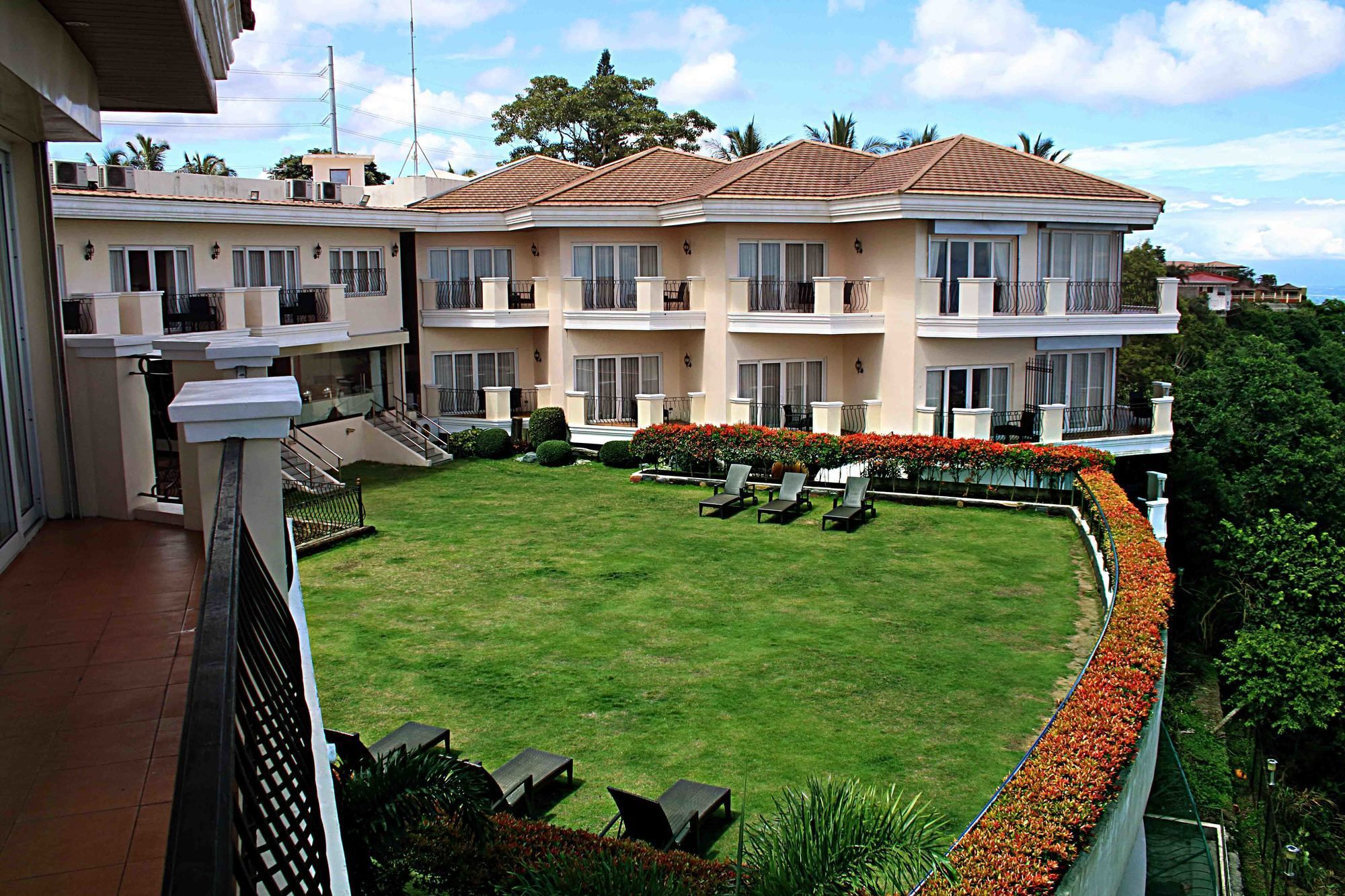The Lake Hotel Tagaytay Tagaytay City Екстериор снимка