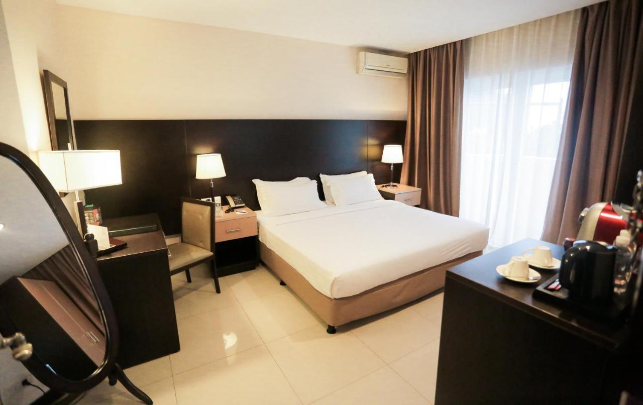 The Lake Hotel Tagaytay Tagaytay City Екстериор снимка